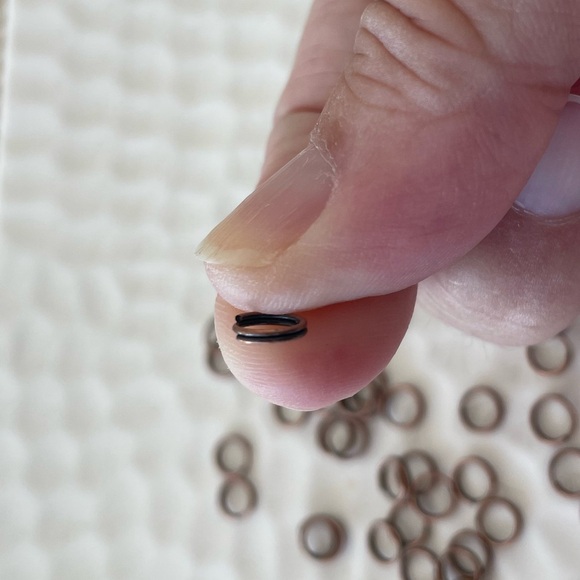 90 Split Rings, 6mm Findings, in Antique Copper Tone for Jewelry Craft Making - Picture 2 of 4
